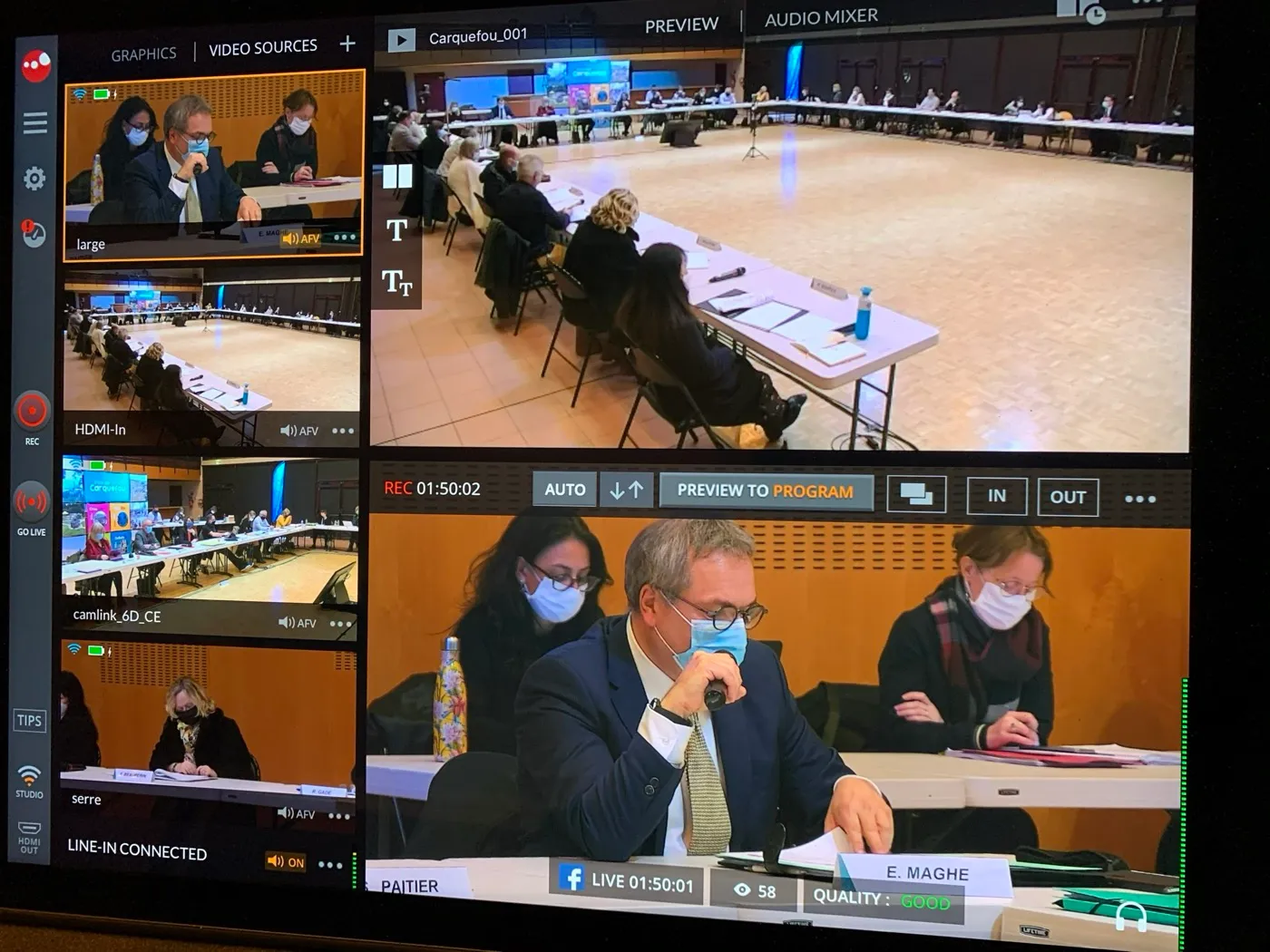 Écran de la régie pendant un conseil de Carquefou : les vues des caméras, l'image à l'antenne et le direct sur Facebook