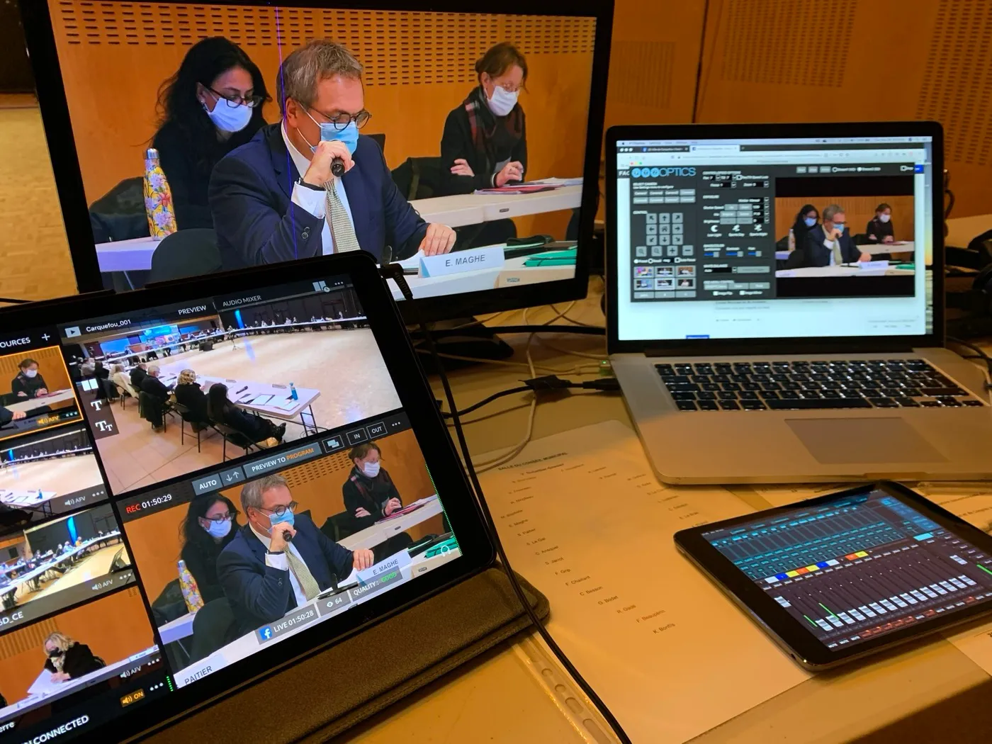 La table de régie : écran du direct, ordinateur de pilotage des caméras et console son sur tablette