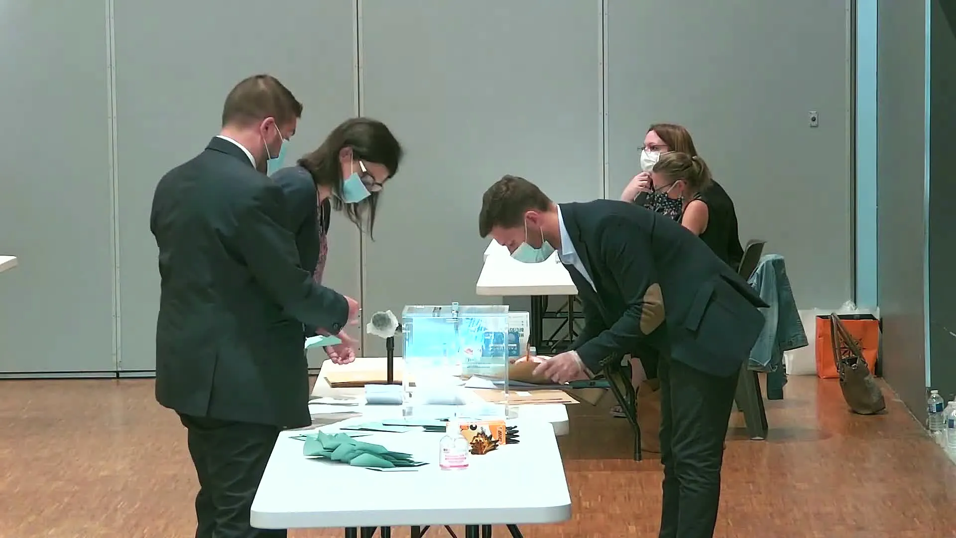 Vote à bulletin secret : des élus déposent leur bulletin dans l'urne