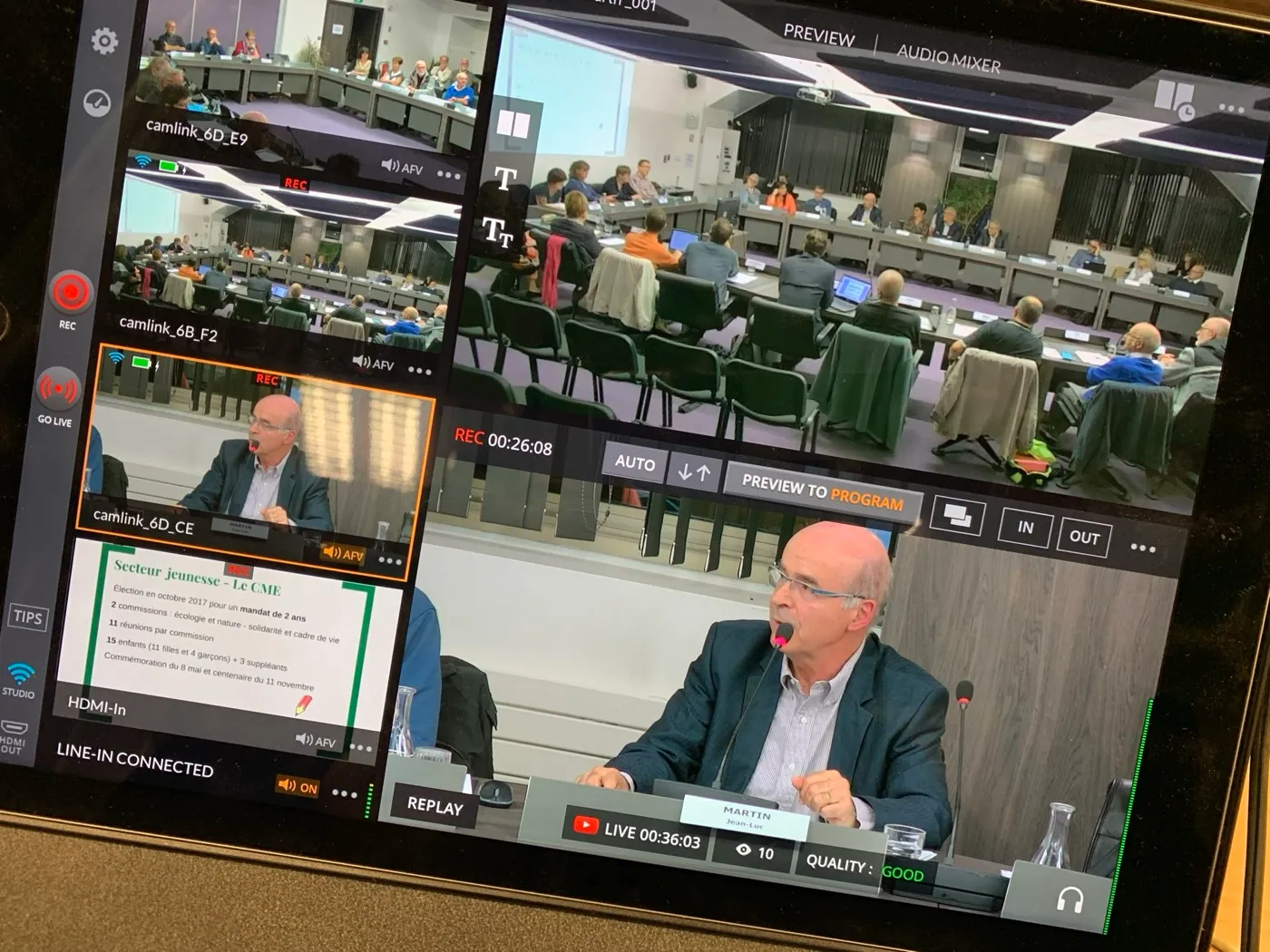 Écran de la régie pendant un conseil de Saint-Barthélemy-d'Anjou : les vues des caméras et l'élu qui parle, en direct sur YouTube